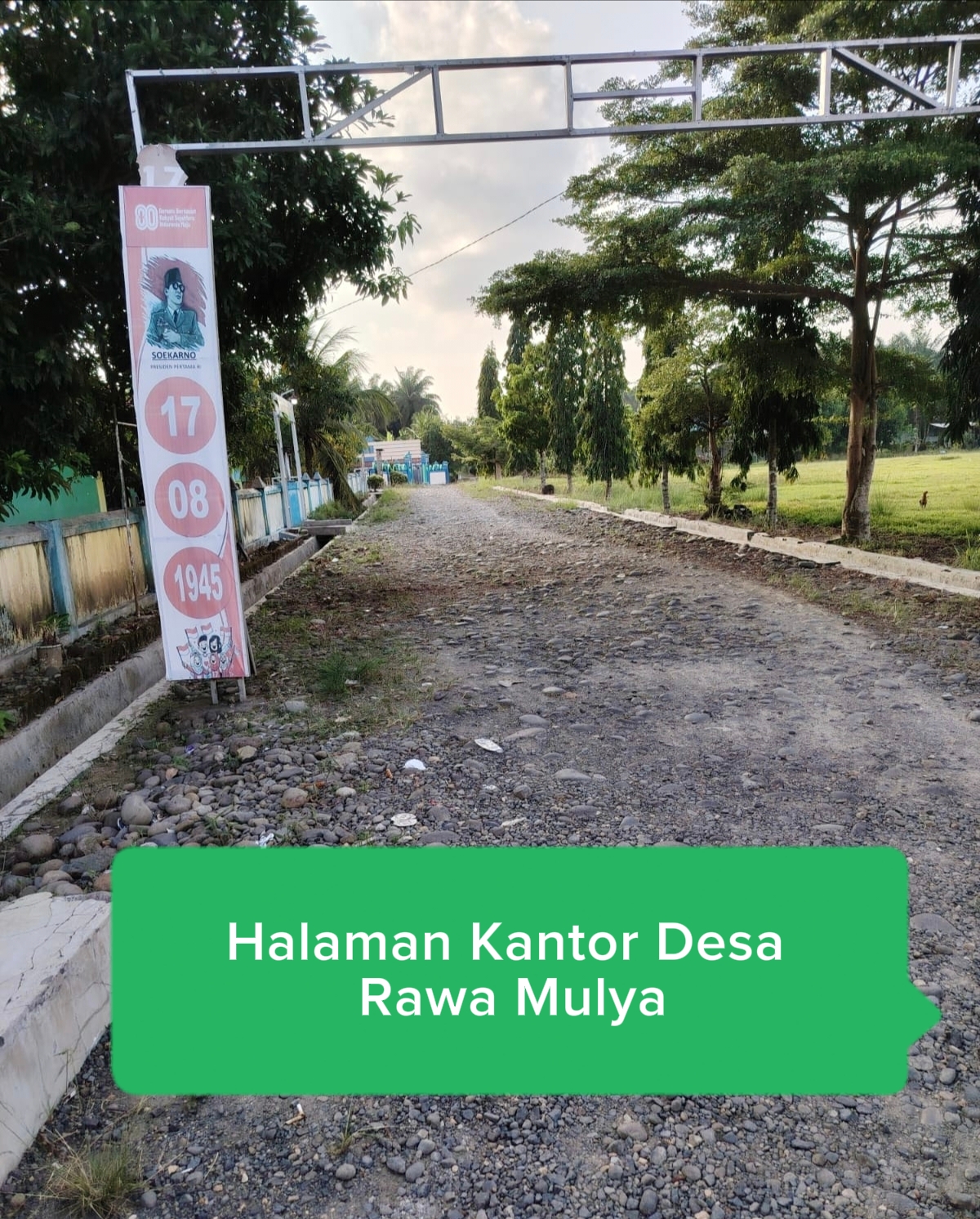 Kondisi Jalan Depan Kantor Desa Rawa Mulya Sudah Sekian Lama Tidak Ada Perkembangan Dan Peningkatan.