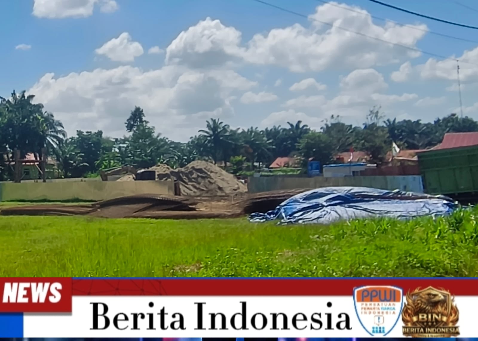 Jelang Bulan Agustus, Lapangan Sepak Bola Tanjung Mulya Beralih Fungsi Jadi Tempat Penumpukan Material Proyek