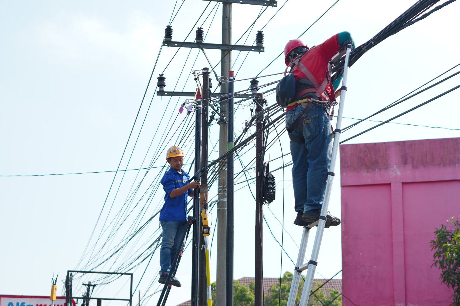 Pemkab OKI tata jaringan kabel utilitas udara semrawut