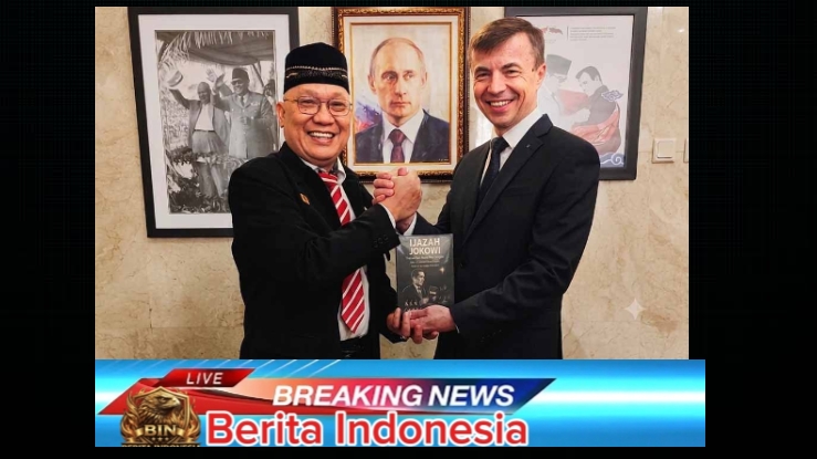 *Diplomasi Moralitas: Wilson Lalengke Serahkan Buku "Ijazah Jokowi" kepada Duta Besar Rusia Sergey Tolchenov*